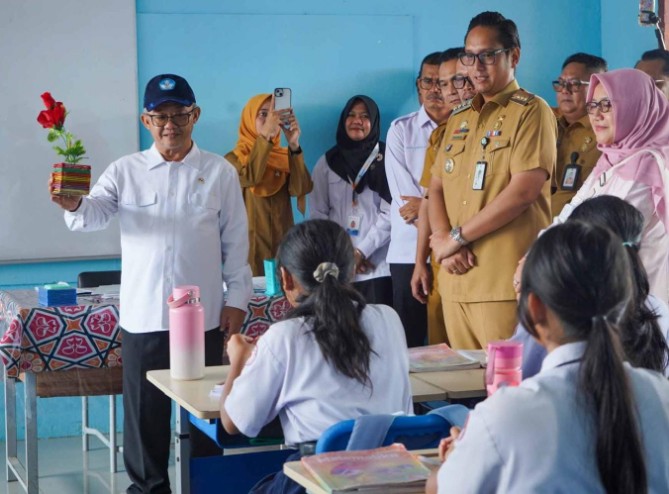 Wali Kota Medan Rico Tri Putra Bayu Waas memastikan mebelair yang rusak di SMP Negeri 16 Medan akan diganti tahun ini. Hal itu disampaikan saat Rico bersama Menteri Pendidikan Dasar dan Menengah (Mendikdasmen) RI Abdul Mu’ti meninjau sekolah tersebut, Senin (14/9/2026).