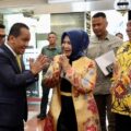 Pelaksana Tugas (Plt) Bupati Langkat Tiorita Br Surbakti melaporkan hasil verifikasi sumur minyak masyarakat di Kabupaten Langkat kepada Menteri Energi dan Sumber Daya Mineral (ESDM) Bahlil Lahadalia di Kantor Kementerian ESDM, Jakarta Pusat, Selasa (15/9/2026).