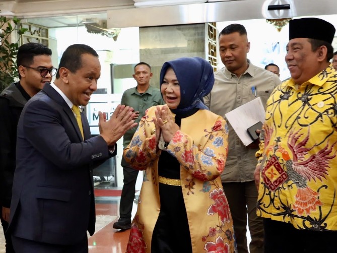 Pelaksana Tugas (Plt) Bupati Langkat Tiorita Br Surbakti melaporkan hasil verifikasi sumur minyak masyarakat di Kabupaten Langkat kepada Menteri Energi dan Sumber Daya Mineral (ESDM) Bahlil Lahadalia di Kantor Kementerian ESDM, Jakarta Pusat, Selasa (15/9/2026).