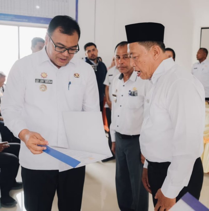 Bupati Deli Serdang Asri Ludin Tambunan menyerahkan SK Kepala Desa Rugemuk, Kecamatan Pantai Labu, Rabu (16/9/2026).