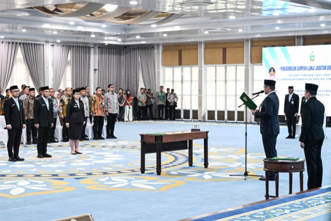Bobby Nasution melantik tiga pejabat pimpinan tinggi pratama di lingkungan Pemprov Sumut, Jumat (18/9/2026).