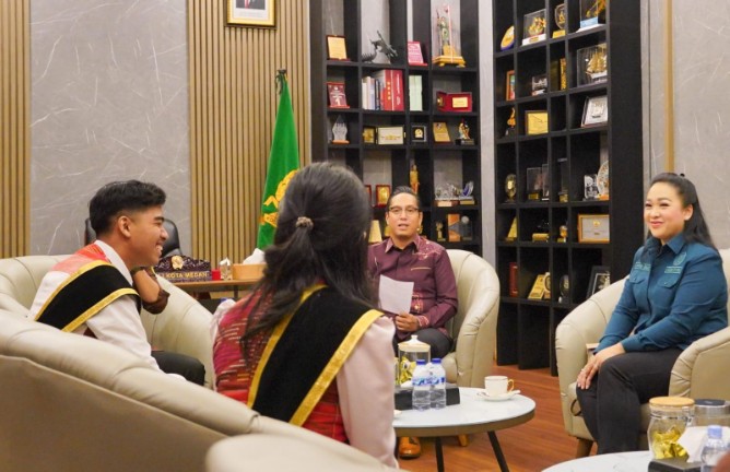 Rico Waas saat menerima audiensi Pengurus Cabang Forum GenRe Indonesia Kota Medan di Rumah Dinas Wali Kota Medan, Jumat (18/9/2026).