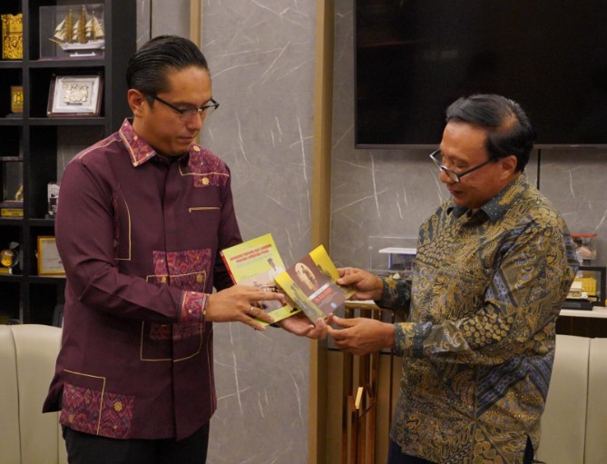 Rico Waas saat menerima audiensi keluarga besar SM Amin Nasution bersama sejumlah sejarawan di Rumah Dinas Wali Kota Medan, Jumat (18/9/2026).