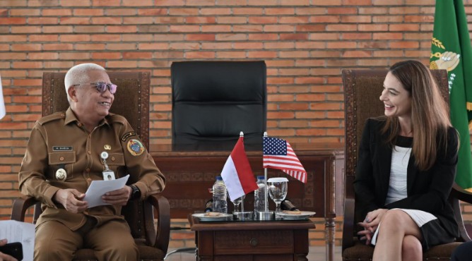 Gubernur Sumut Surya saat menerima kunjungan Konsul Amerika Serikat untuk Sumatera Lisa Podolny
