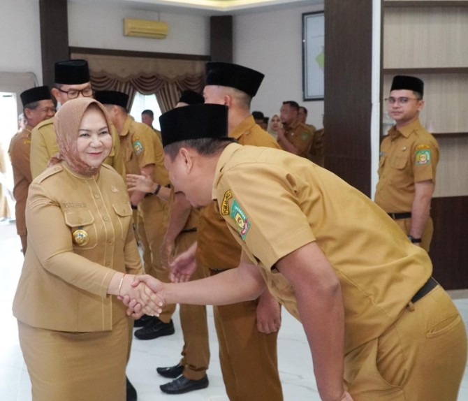 Pelaksana Tugas (Plt) Bupati Langkat Tiorita Br Surbakti melantik dan mengambil sumpah 42 pejabat fungsional di lingkungan Pemerintah Kabupaten Langkat, Senin (21/9/2026).