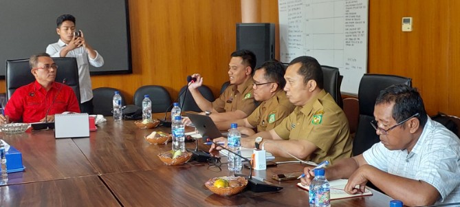 Rapat evaluasi triwulan II Komisi 4 DPRD Medan bersama Dinas SDABMBK Kota Medan di ruang rapat Komisi 4 DPRD Medan, Senin (21/9/2026).