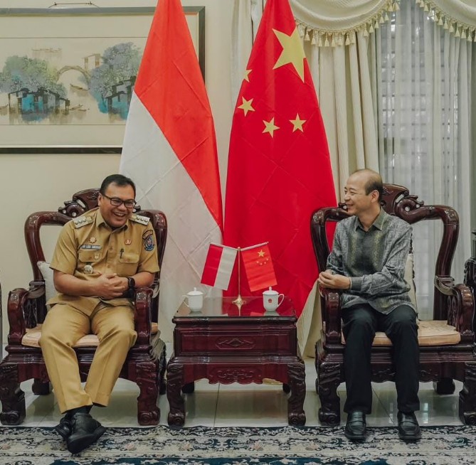 Bupati Deli Serdang, dr H Asri Ludin Tambunan, bertemu Pelaksana Tugas Konsulat Jenderal RRT di Medan, Song Jianming, di Kantor Konsulat Jenderal RRT, Medan, Selasa (22/9/2026).