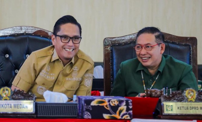 Wali Kota Medan Rico Tri Putra Bayu Waas dalam Rapat Paripurna DPRD Medan dengan agenda Tanggapan Kepala Daerah terhadap Pemandangan Umum Fraksi-fraksi DPRD atas Ranperda Perubahan atas Perda Nomor 1 Tahun 2024 tentang Pajak Daerah dan Retribusi Daerah, Selasa (22/9/2026).