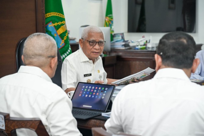 Wakil Gubernur Sumatera Utara (Sumut) Surya meminta seluruh Organisasi Perangkat Daerah (OPD) dan Badan Usaha Milik Daerah (BUMD) bergerak bersama mempercepat realisasi Pendapatan Asli Daerah (PAD) pada Semester II Tahun 2026.