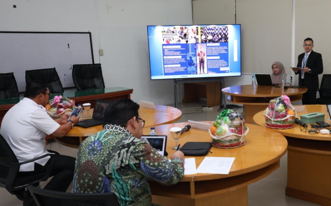 Kepala Badan Pendapatan Daerah (Bapenda) Kota Medan, M. Agha Novrian, memaparkan laporan akhir Proyek Perubahan bertajuk Layanan Optimal Kolaborasi Ekstensifikasi Terpadu (eLoket Pajak) dalam Seminar Pelatihan Kepemimpinan Nasional (PKN) Tingkat II Angkatan XII Tahun 2026 di BPSDM Provinsi Sumatera Utara, Rabu (23/9/2026).