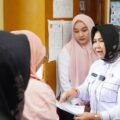 Pelaksana Tugas (Plt) Bupati Langkat Tiorita Br Surbakti menemukan masih ada pegawai yang tidak tertib melakukan absensi manual saat inspeksi mendadak (sidak) di UPT Puskesmas Tanjung Beringin, Kecamatan Hinai, Rabu (23/9/2026).