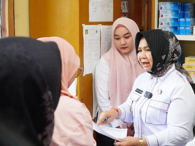 Pelaksana Tugas (Plt) Bupati Langkat Tiorita Br Surbakti menemukan masih ada pegawai yang tidak tertib melakukan absensi manual saat inspeksi mendadak (sidak) di UPT Puskesmas Tanjung Beringin, Kecamatan Hinai, Rabu (23/9/2026).