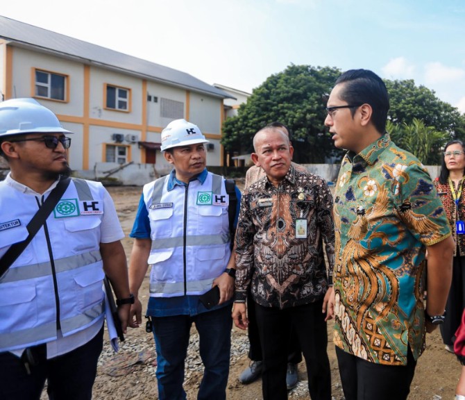 Rico Waas saat meninjau langsung progres pembangunan Puskesmas Tuntungan, Kamis (24/9/2026).