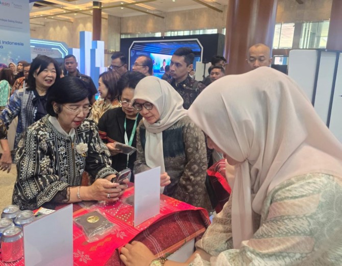 Destry mengunjungi booth Pemkot Medan dalam kegiatan FEKDI 2026 yang berlangsung di Jakarta International Convention Center (JICC), Jakarta, 24-26 September 2026.