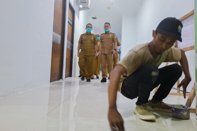 Wakil Wali Kota Medan Zakiyuddin Harahap meninjau progres renovasi Instalasi Gawat Darurat (IGD) RSUD Pirngadi Medan, Selasa (29/9/2026).