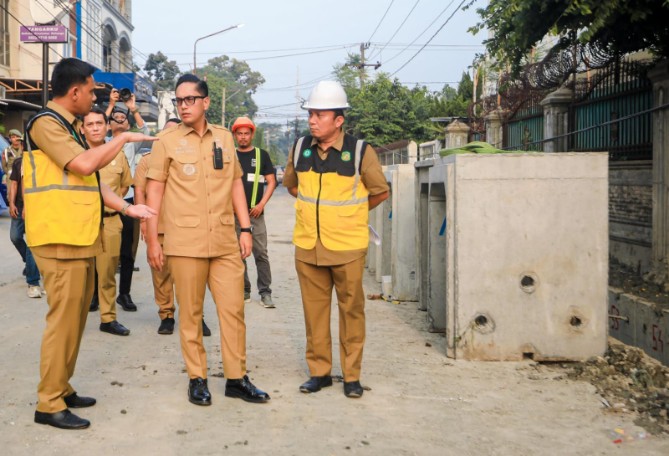 Wali Kota Medan Rico Tri Putra Bayu Waas meninjau pembangunan drainase sepanjang 385 meter di Jalan Makmur, Kelurahan Sei Agul, Kecamatan Medan Barat, Selasa (29/9/2026).