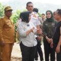 Akses jalan yang sempat terganggu akibat longsor di Dusun Tambunan B, Desa Perkebunan Tambunan, Kecamatan Salapian, Kabupaten Langkat, kini kembali dapat dilalui kendaraan. Pelaksana Tugas (Plt) Bupati Langkat Tiorita Br Surbakti meninjau langsung lokasi perbaikan jalan tersebut, Selasa (29/9/2026) sore.