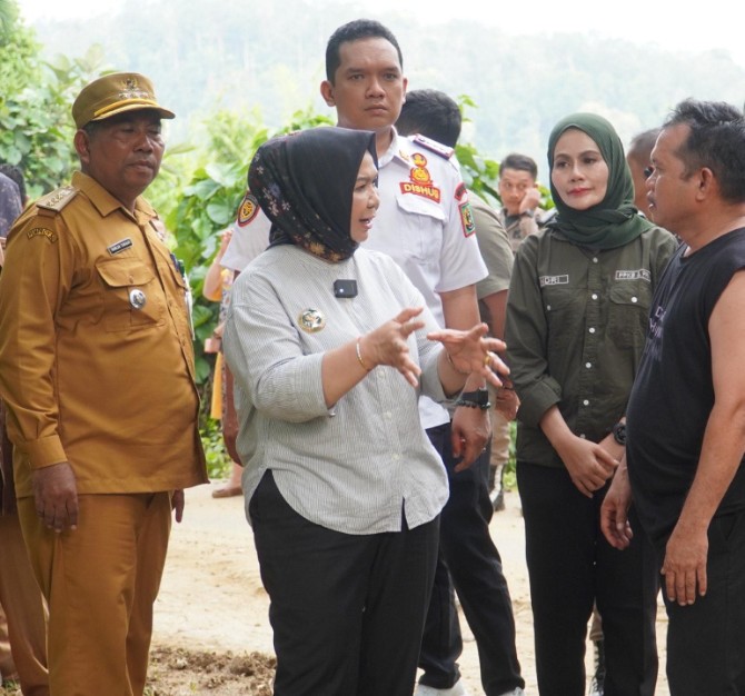 Akses jalan yang sempat terganggu akibat longsor di Dusun Tambunan B, Desa Perkebunan Tambunan, Kecamatan Salapian, Kabupaten Langkat, kini kembali dapat dilalui kendaraan. Pelaksana Tugas (Plt) Bupati Langkat Tiorita Br Surbakti meninjau langsung lokasi perbaikan jalan tersebut, Selasa (29/9/2026) sore.