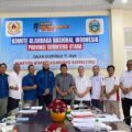 Ketua Pengprov FAJI Sumut Dimas Tri Adji bersama Ketua Umum KONI Sumut Hatunggal Siregar dan petinggi KONI Sumut lainnya berfoto usai pertemuan, Senin (7/9/2026).(HO/kaldera)