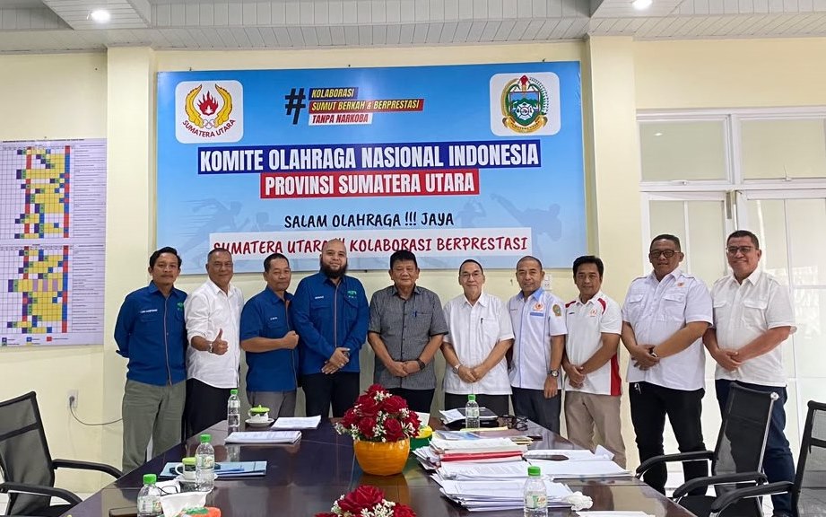 Ketua Pengprov FAJI Sumut Dimas Tri Adji bersama Ketua Umum KONI Sumut Hatunggal Siregar dan petinggi KONI Sumut lainnya berfoto usai pertemuan, Senin (7/9/2026).(HO/kaldera)