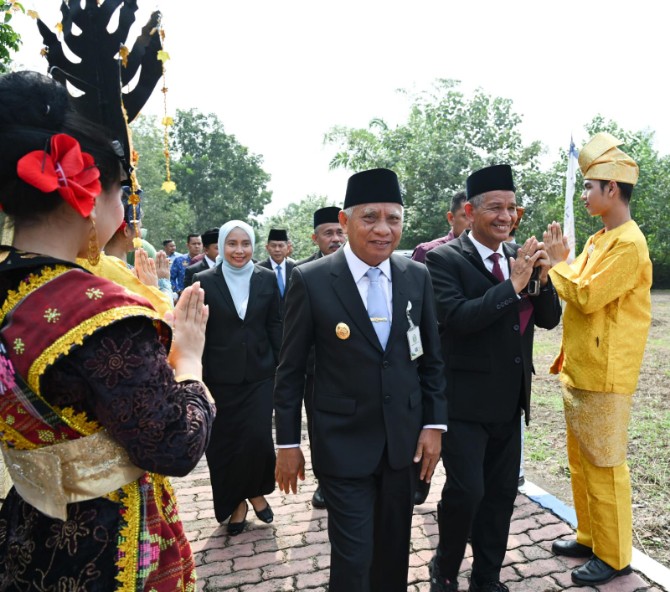 Wagubsu Surya saat memimpin upacara Peringatan Hari Kesaktian Pancasila Tahun 2026 di Tugu Letda Sujono, kawasan Bandar Betsy, Kecamatan Bandar Huluan, Kabupaten Simalungun, Kamis (1/10/2026).