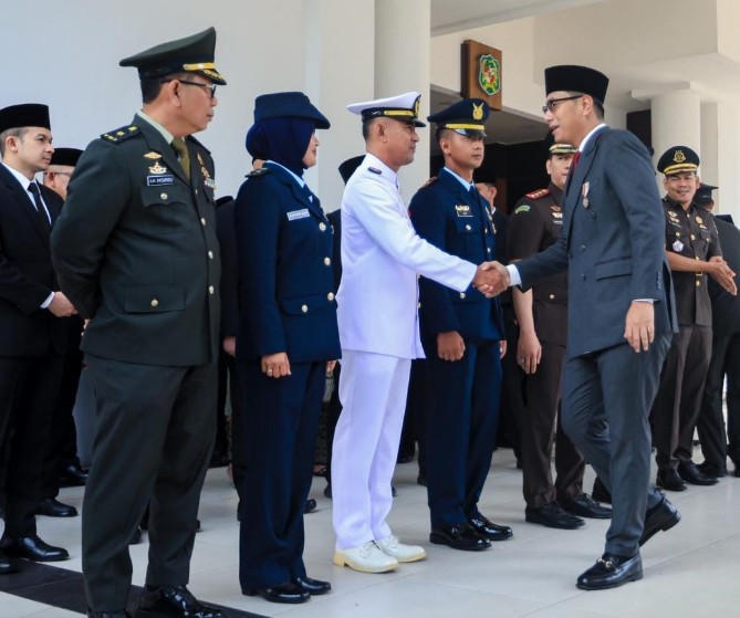 Rico Waas saat memimpin Upacara Peringatan Hari Kesaktian Pancasila di Kantor Wali Kota Medan, Kamis (1/10/2026).