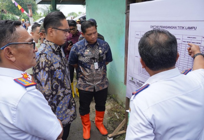 Wali Kota Medan Rico Tri Putra Bayu Waas secara simbolis mengawali pembangunan tersebut melalui peletakan batu pertama pemasangan LPJU di Gang Amaliyah, Jalan Kapten Rahmad Buddin, Kecamatan Medan Marelan, Kamis (1/10/2026).