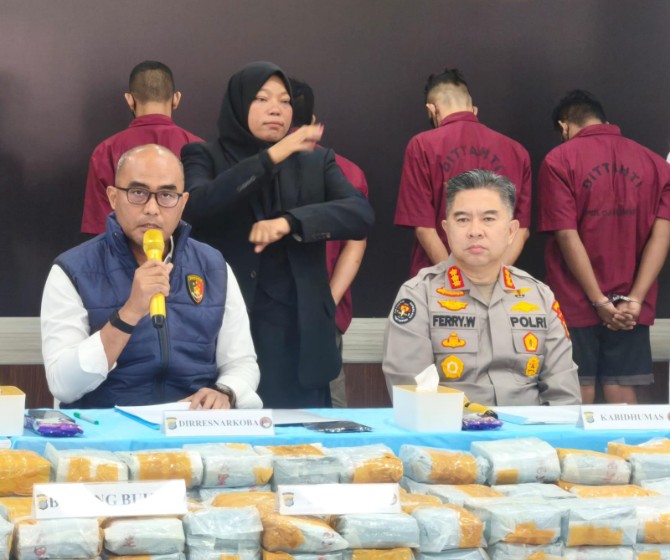 Direktorat Reserse Narkoba (Ditresnarkoba) Polda Sumatera Utara mengungkap tiga kasus peredaran narkotika dengan total barang bukti 244 kilogram sabu.