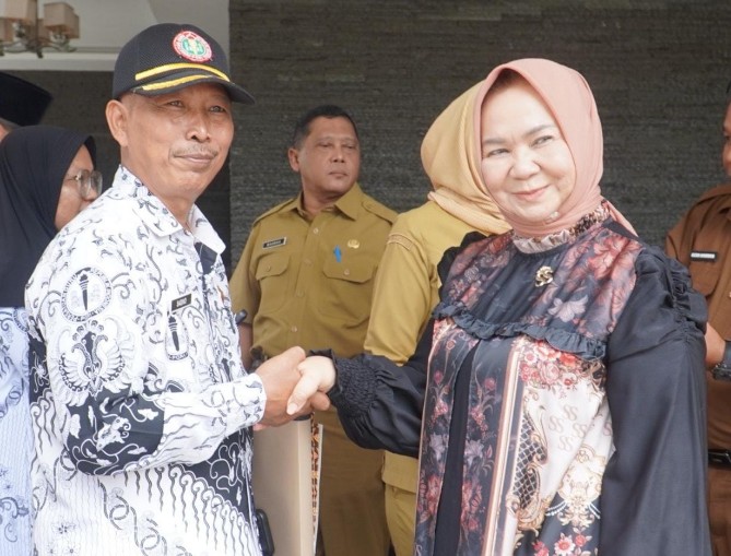 Tiorita saat menerima audiensi Pengurus PGRI Kabupaten Langkat terkait persiapan peringatan HUT ke-81 PGRI di kediamannya di Desa Raja Tengah, Kecamatan Kuala, Senin (5/10/2026).
