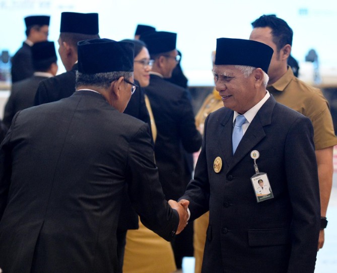 Wakil Gubernur Sumatera Utara (Wagub Sumut) Surya melantik 188 pejabat administrator dan pejabat pengawas di lingkungan Pemerintah Provinsi Sumatera Utara.