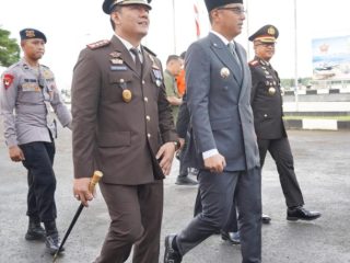 Wali Kota Medan Rico Tri Putra Bayu Waas menegaskan pentingnya TNI tetap solid, profesional, dan dekat dengan rakyat. Pesan itu disampaikannya saat menghadiri upacara HUT ke-81 TNI di Markas Komando Daerah Angkatan Laut (Kodaeral) I Belawan, Senin (5/10/2026).