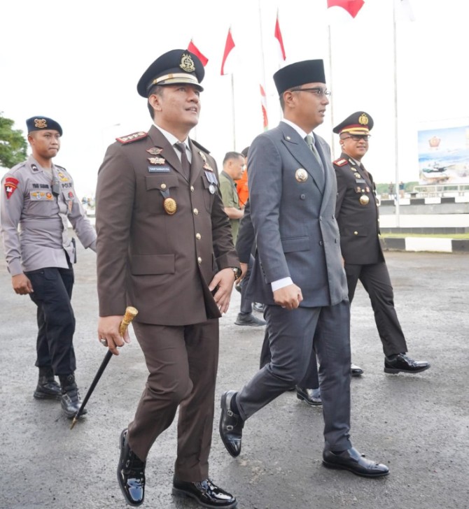 Wali Kota Medan Rico Tri Putra Bayu Waas menegaskan pentingnya TNI tetap solid, profesional, dan dekat dengan rakyat. Pesan itu disampaikannya saat menghadiri upacara HUT ke-81 TNI di Markas Komando Daerah Angkatan Laut (Kodaeral) I Belawan, Senin (5/10/2026).