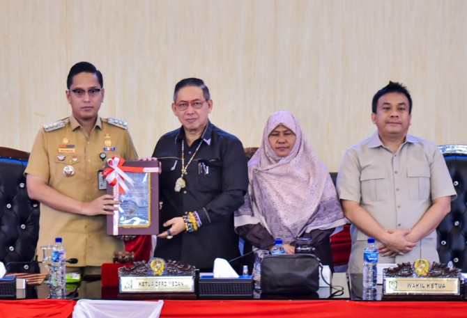 Rapat Paripurna DPRD Medan terkait penjelasan Ranperda Inisiatif Perubahan Perda Nomor 5 Tahun 2015 tentang Penanggulangan Kemiskinan yang dihadiri Wali Kota Medan Rico Tri Putra Bayu Waas di Gedung DPRD Medan, Senin (5/10/2026).