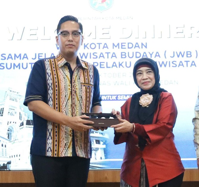 Rico Waas saat menyambut peserta Jelajah Wisata Budaya (JWB) ke-4 dalam Welcome Dinner di Pendopo Rumah Dinas Wali Kota Medan, Senin (5/10/2026) malam.