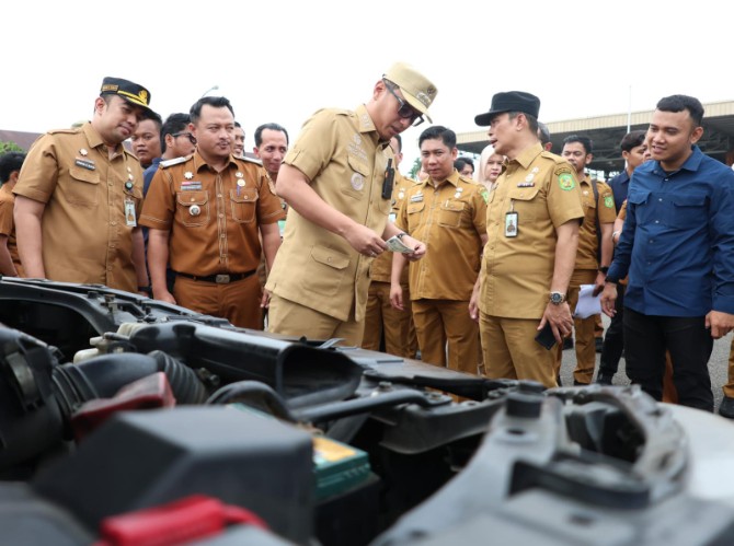Rico Waas saat memimpin apel kendaraan dinas Pemko Medan di halaman parkir Lotte Grosir, Jalan Gatot Subroto, Kecamatan Medan Sunggal, Selasa (6/10/2026).