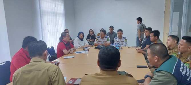 Wakil Ketua Komisi 4 DPRD Medan M Afri Rizki Lubis saat melakukan inspeksi lapangan ke lokasi perusahaan, Selasa (6/10/2026).