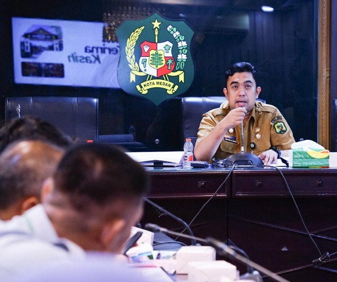 Pj Sekretaris Daerah Kota Medan Erfin Fachrurrazi saat memimpin rapat pembahasan RKAP PUD Pasar di Ruang Rapat II Kantor Wali Kota Medan, Selasa (6/10/2026). FOTO: Dinas Kominfo Medan