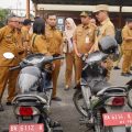 Rico Waas saat memimpin Apel Kendaraan Dinas dan Operasional Pemko Medan di halaman Lotte Grosir Medan, Selasa (6/10/2026).