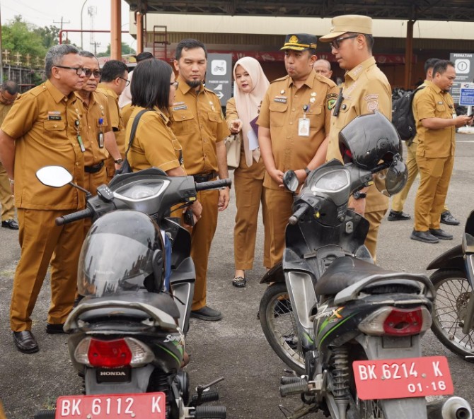 Rico Waas saat memimpin Apel Kendaraan Dinas dan Operasional Pemko Medan di halaman Lotte Grosir Medan, Selasa (6/10/2026).