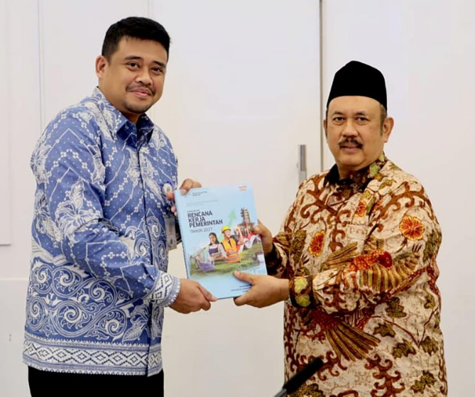 Bobby Nasution saat bertemu Menteri Perencanaan Pembangunan Nasional/Kepala Bappenas Rachmat Pambudy di Jakarta, Kamis (8/10/2026). Pertemuan tersebut membahas sinkronisasi rencana pembangunan Sumut dengan Rencana Pembangunan Jangka Menengah Nasional (RPJMN) 2025–2029.