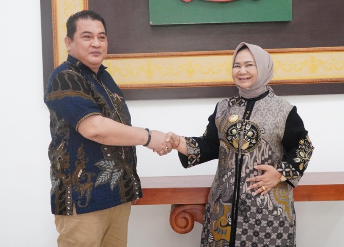 Kepala Departemen Umum PT Rapala Group, Lambok Evalina Hutapea, saat audiensi dengan Tiorita di Rumah Dinas Bupati Langkat, Kamis (8/10/2026).