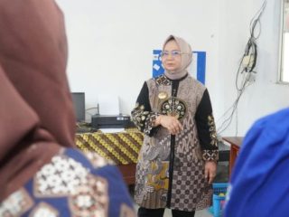 Sidak Kantor Camat Hinai, Tiorita Sorot Toilet, Dapur hingga Absensi Pegawai