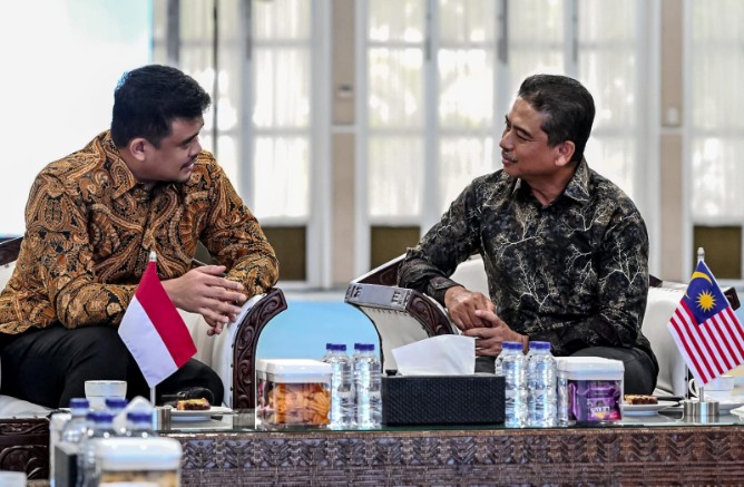 Bobby Nasution saat menerima kunjungan Duta Besar Malaysia untuk Indonesia, Dato’ Muzafar Shah Mustafa, di Aula Tengku Rizal Nurdin, Medan, Sabtu (10/10/2026).