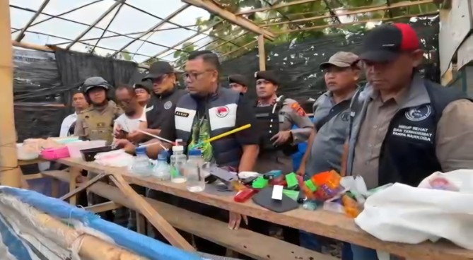 Enam barak yang diduga menjadi tempat transaksi dan penyalahgunaan narkoba di bantaran rel kereta api Medan–Binjai, Desa Serbajadi, Kecamatan Sunggal, Kabupaten Deli Serdang, dibakar tim gabungan, Senin (12/10/2026) sore.