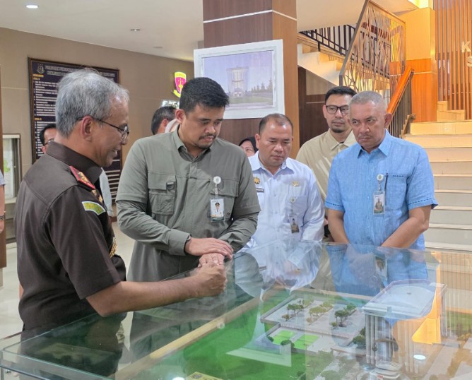 Gubernur Sumut Bobby Afif Nasution saat bersillaturrahim dengan Kajatisu, Muhibuddin di Kantor Kejatisu, Selasa (13/10/2026) . Foto; Reza Sahab/kaldera.id