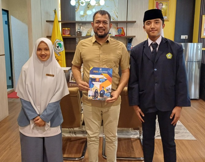 Wakil Ketua DPRD Kota Medan, Hadi Suhendra, menitipkan pesan penting kepada dua santri asal Medan yang menempuh pendidikan di Sumatera Barat.