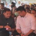 Gubernur Sumut Bobby Nasution saat berbincang dengan Kadis Pendidikan Sumut Alexander Sinuliga di sela sela launching Bus Perintis di SMA Negeri 1 Pulau Rakyat, Asahan. Kamis (15/10/2026). Foto; Reza Sahab/kaldera.id