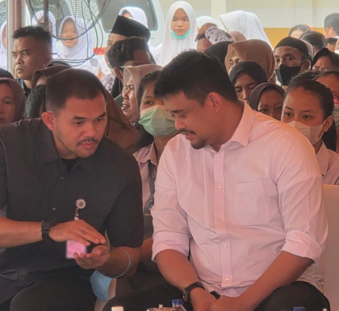 Gubernur Sumut Bobby Nasution saat berbincang dengan Kadis Pendidikan Sumut Alexander Sinuliga di sela sela launching Bus Perintis di SMA Negeri 1 Pulau Rakyat, Asahan. Kamis (15/10/2026). Foto; Reza Sahab/kaldera.id