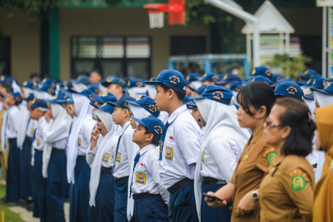 Kabut asap yang menyelimuti sejumlah wilayah di Sumatera Utara berdampak pada aktivitas pendidikan di Kota Medan. Pemerintah Kota Medan memberlakukan Pembelajaran Jarak Jauh (PJJ) bagi seluruh sekolah jenjang PAUD, TK, SD, hingga SMP, negeri maupun swasta, mulai 16 hingga 21 Oktober 2026.