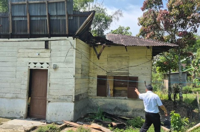 Sebanyak 46 kepala keluarga (KK) korban angin puting beliung di Kabupaten Toba, Sumatera Utara, menerima bantuan dari PT Indonesia Asahan Aluminium (Persero) atau INALUM.